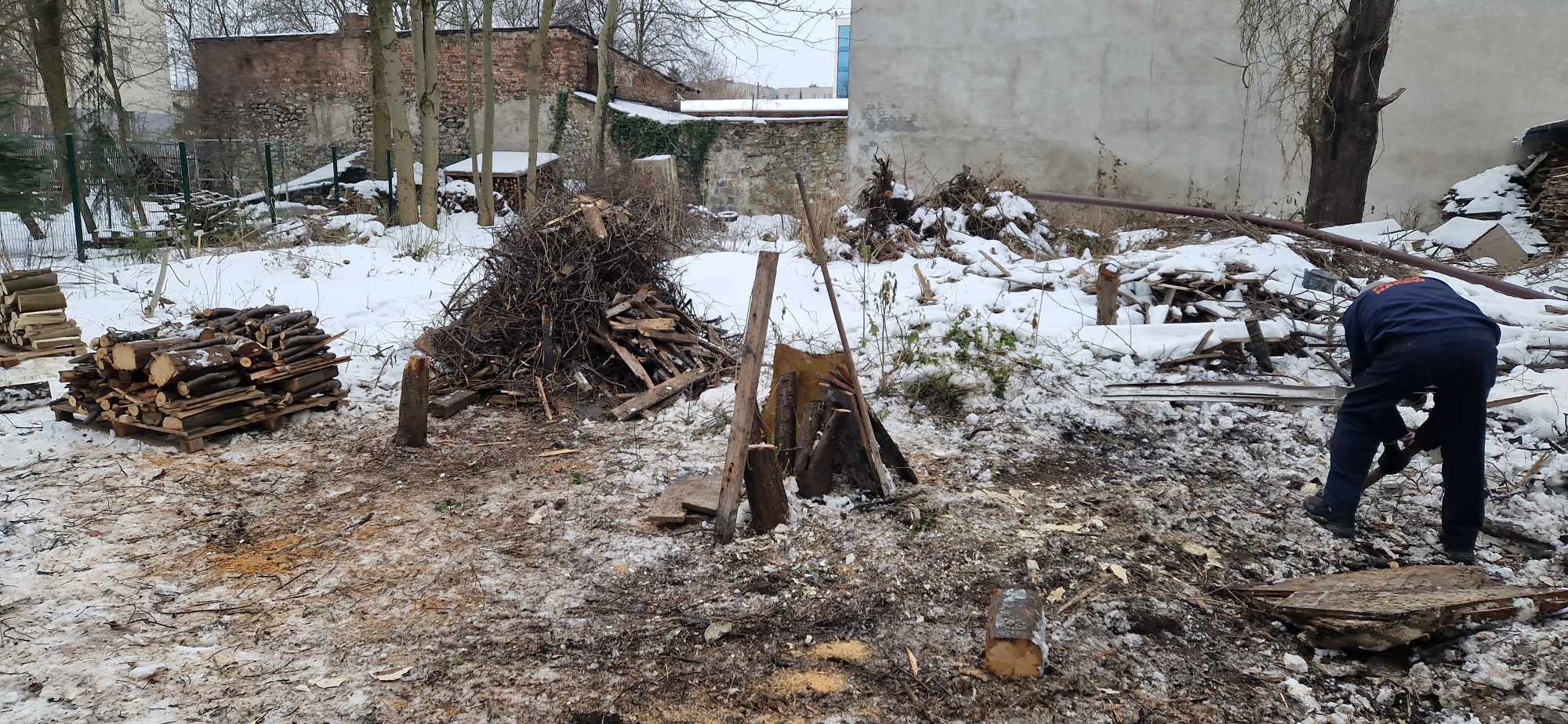 Porządki na działce domu parafialnego