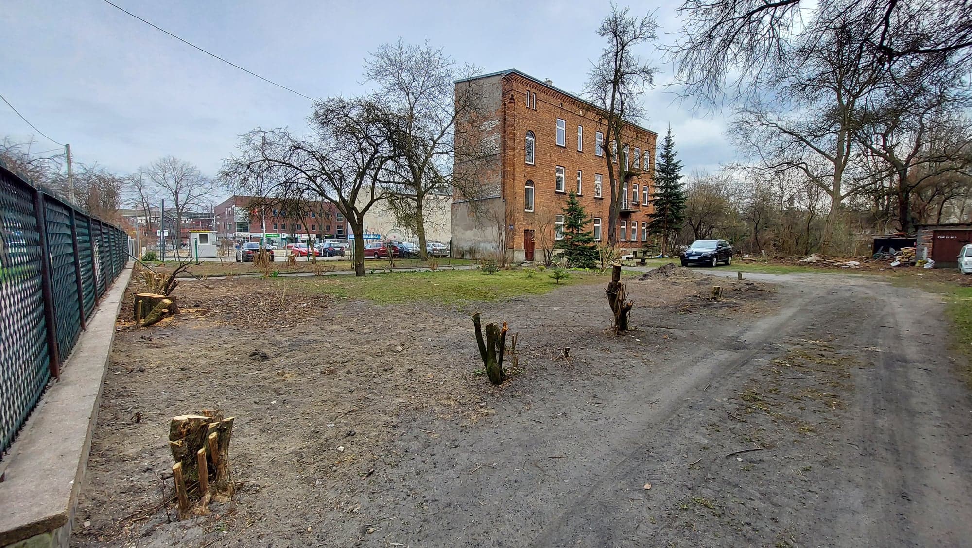 Porządki na podwórku parafialnym