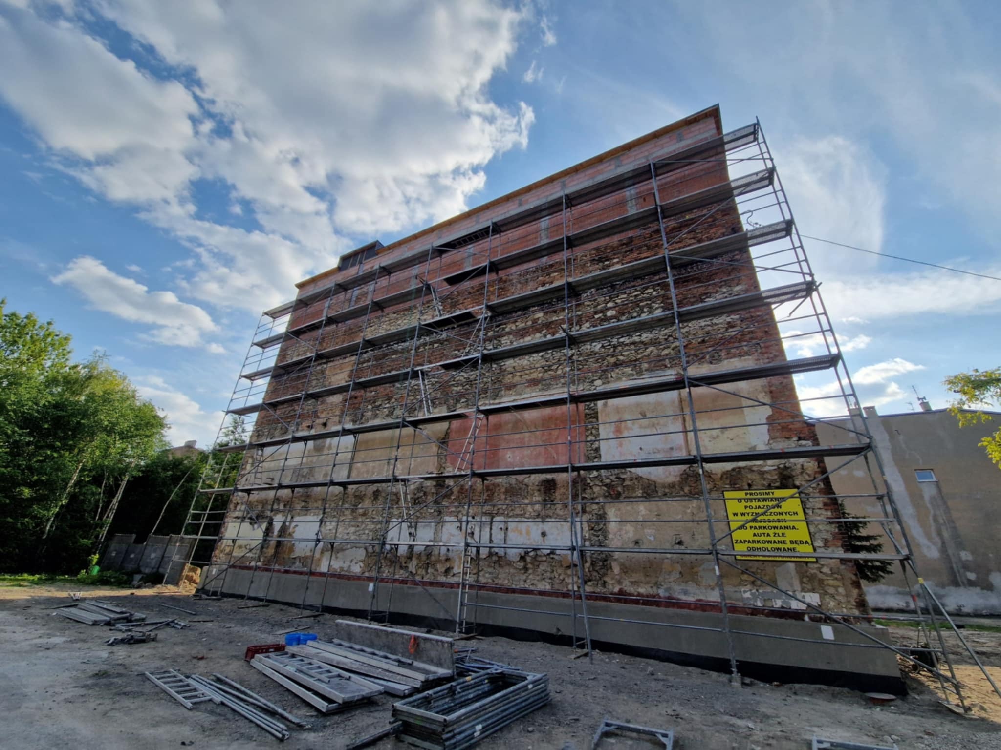 Elewancja plebanii (Postęp prac remontowych domu parafialnego 1.06.2025)