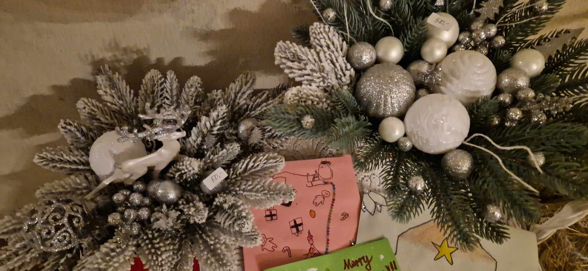 Ozdoby świąteczne i sianko na stół wigilijny