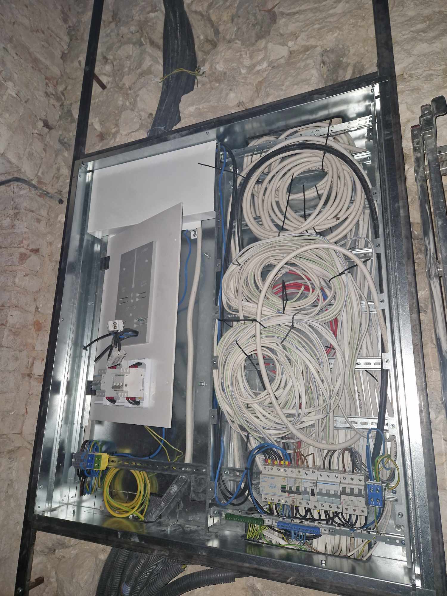 Postęp prac remontowych domu parafialnego – instalacja elektryczna
