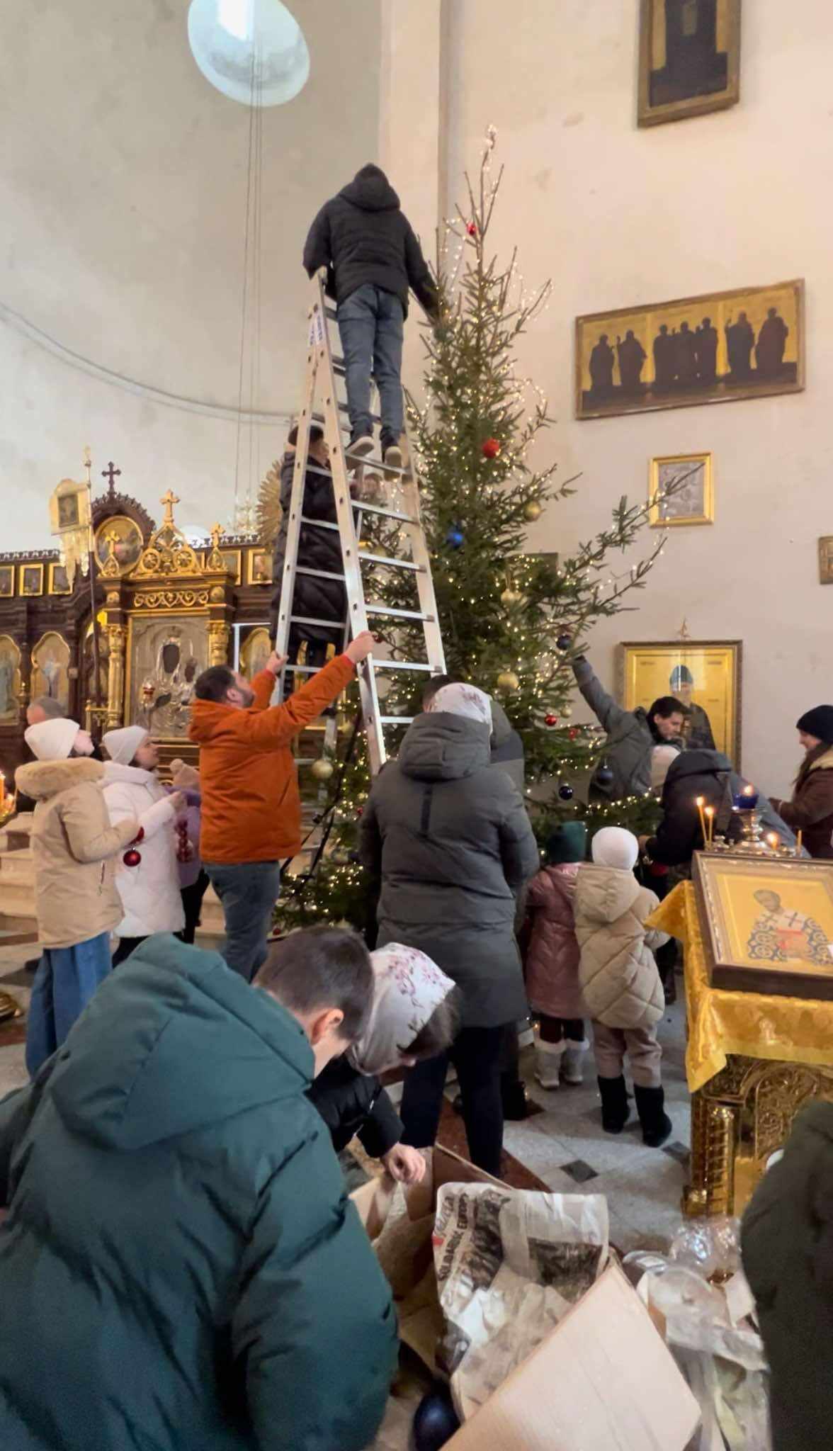 Ubieranie choinek przed świętem Bożego Narodzenia