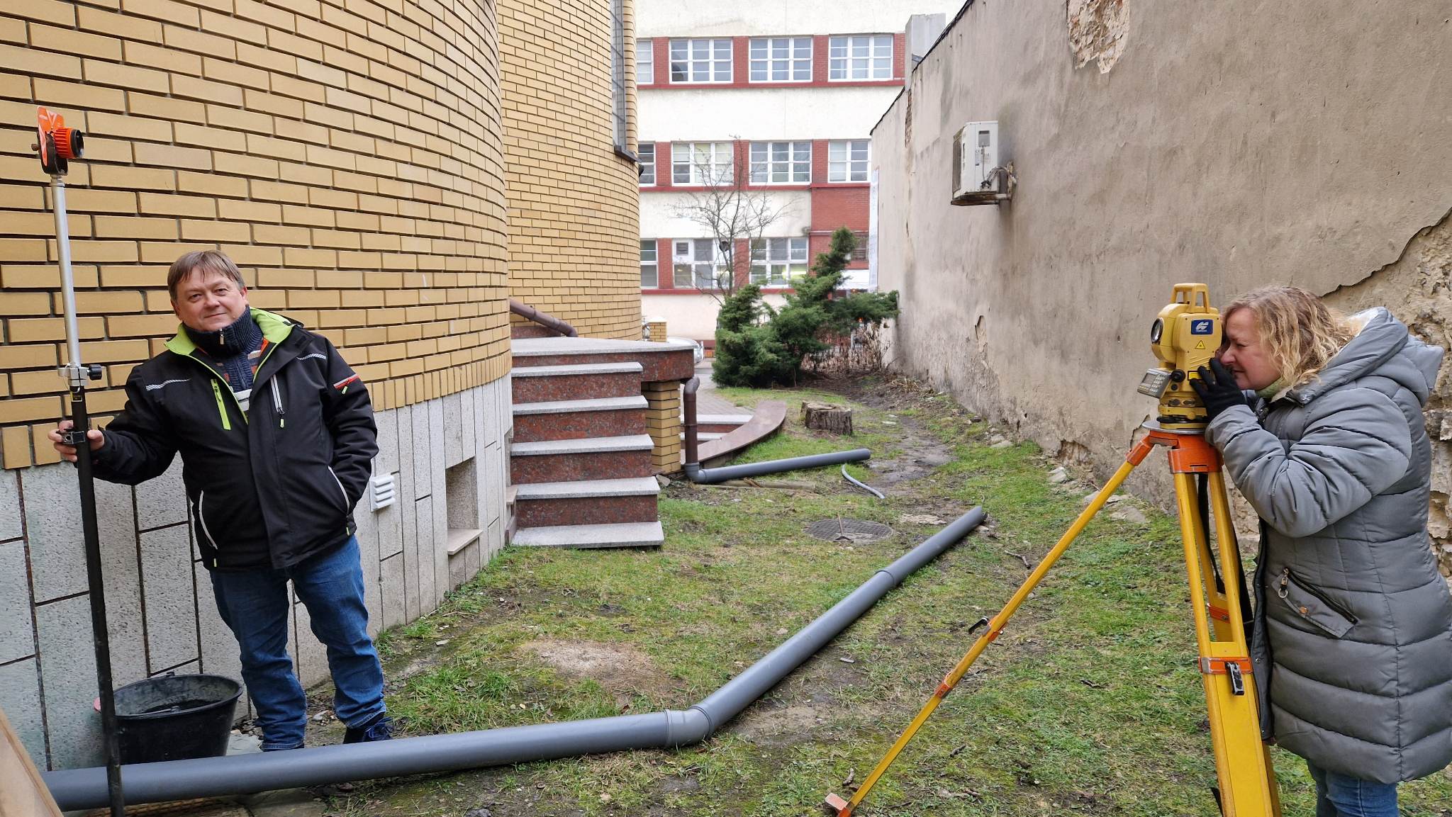 Prace geodezyjne przy cerkwi