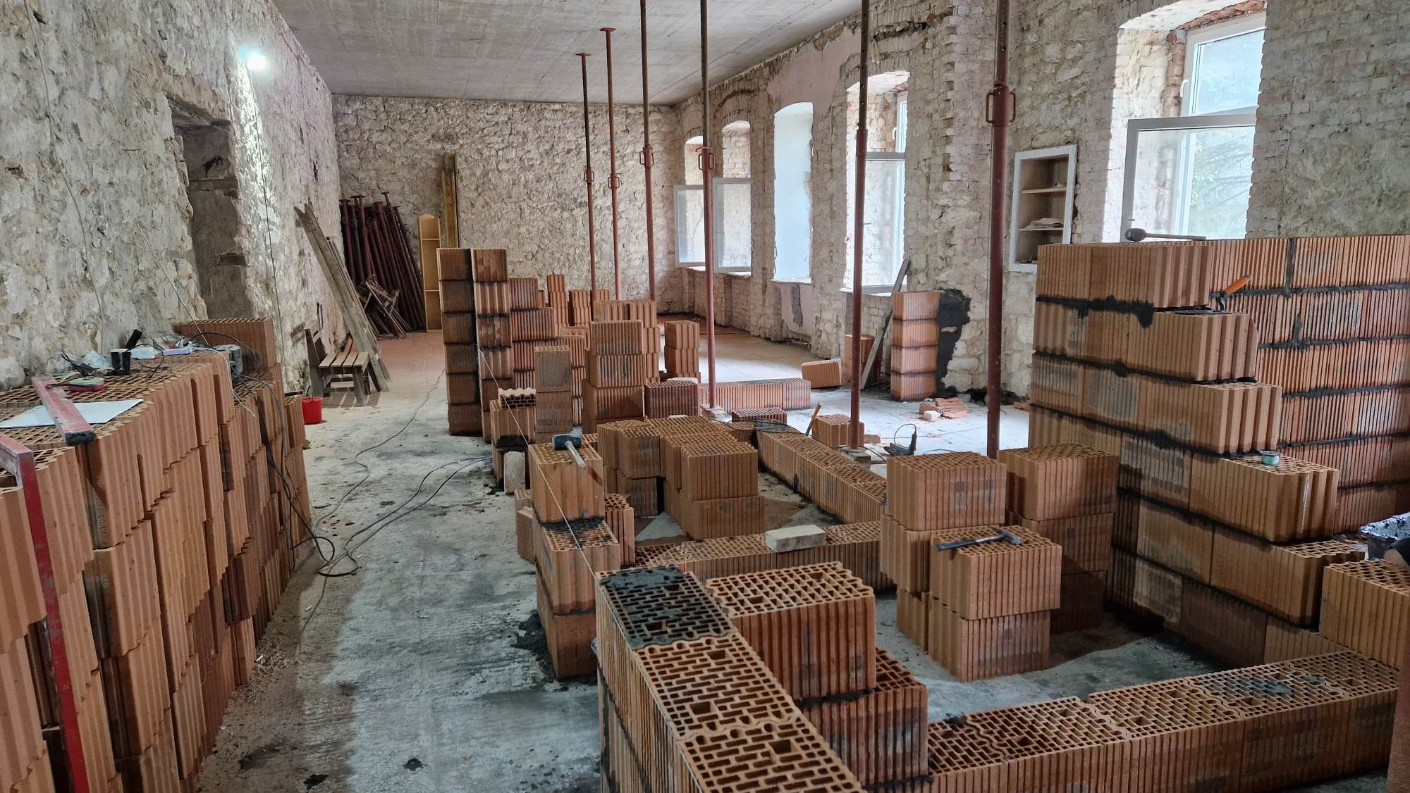 Postęp prac remontowych domu parafialnego (10.06.2023)