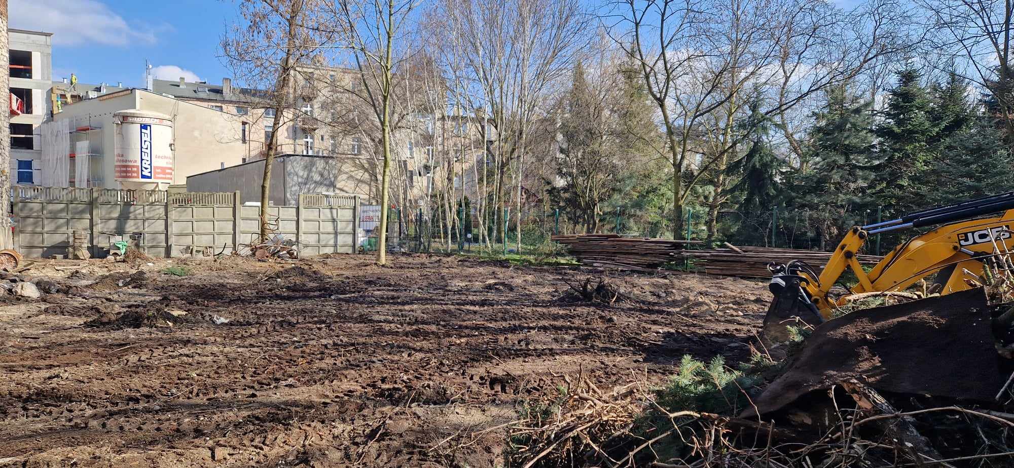 Porządki w dalszej części działki domu parafialnego (19.03.2024)