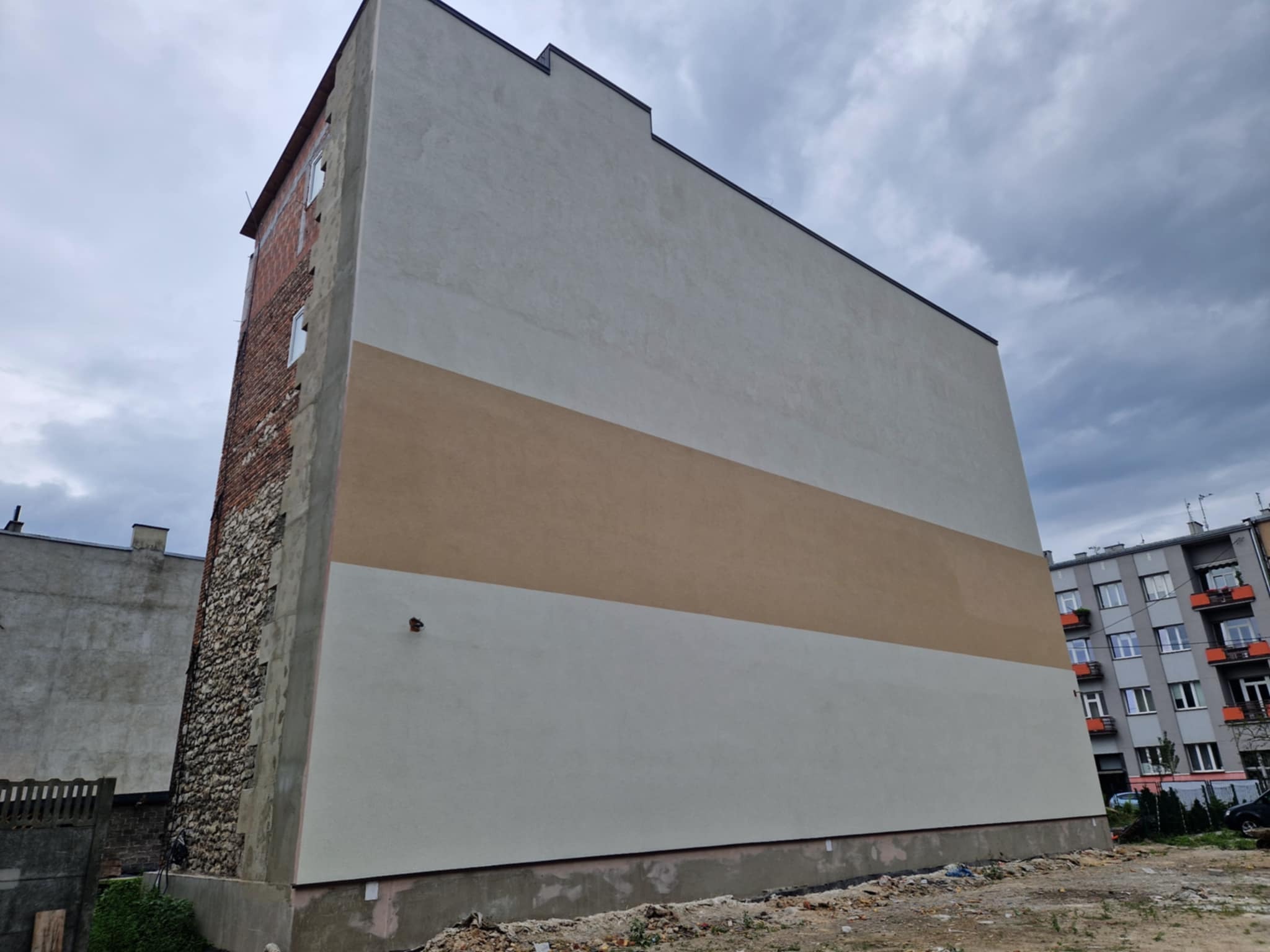 Tylna ściana elewacji gotowa! (Postęp prac remontowych domu parafialnego 2.08.2025)