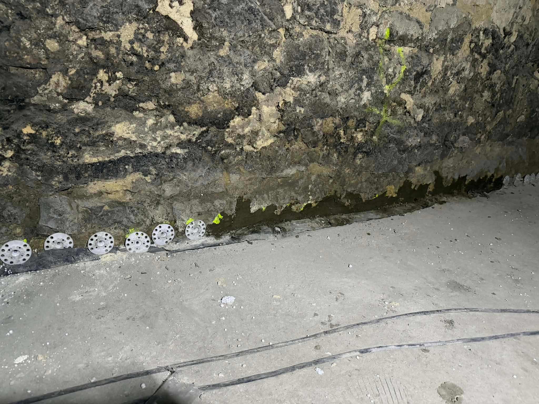 Iniekcja ścian w podpiwniczeniu domu parafialnego. (Postęp prac remontowych 16.01.2026)