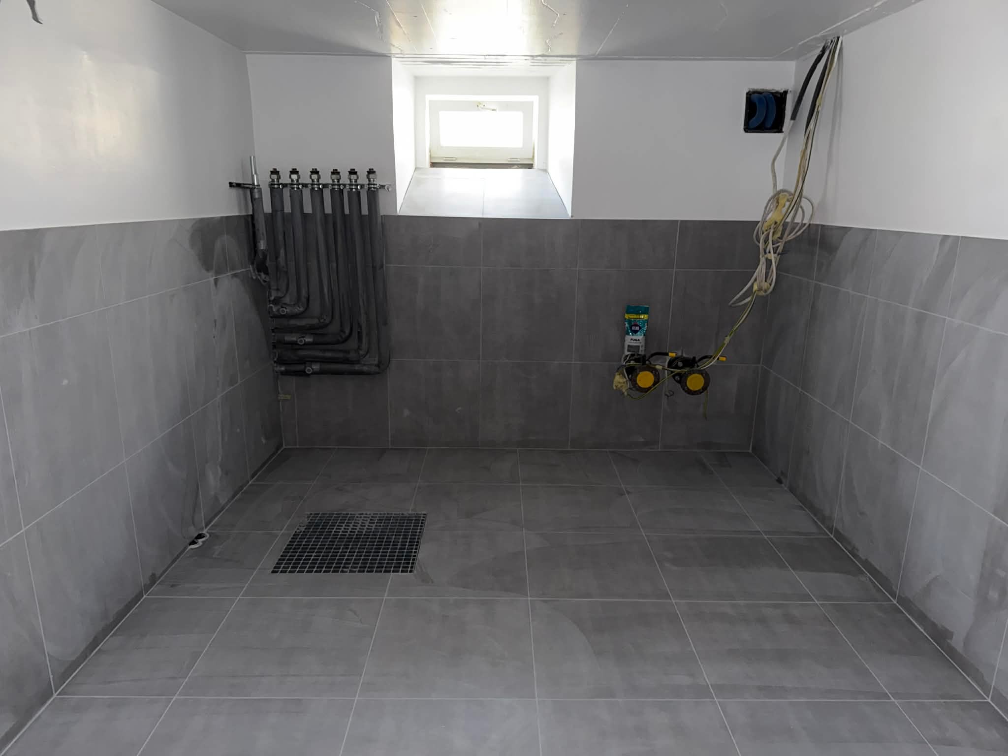 Wylewka i płytki w wymiennikowni. Postęp prac remontowych domu parafialnego (6.03.2026)